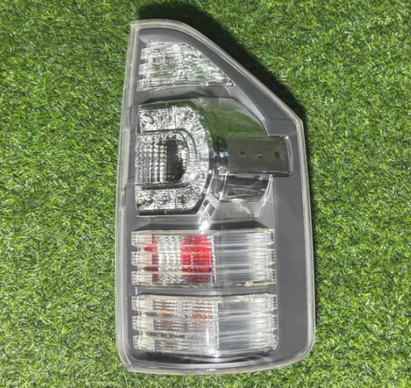 Задние фара от Toyota Voxy ZRR70, 2008-2013г, правая сторона